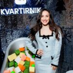 Viktoriya Dayneko Instagram – Потрясающий новогодний квартирник устроили ВК @vk , я классно провела время и впервые в жизни выйграла классный приз вместо пряничка😅 весь спектр эмоций на фото😂 #vk_kvartirnik 
Платье @juliettdor
