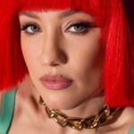 Viktoriya Dayneko Instagram - Пишет мне как-то @n_costro «я слышал у тебя скоро выходит трек, давай я сделаю обложку, моя команда вся в Москве», обложка уже была, но я сразу поверила в Никиту. через 2 дня он летит в Москву и мы встречаемся на студии Игоря Матвиенко. Никита меня познакомил с Эвой @ewa_fox и Настей @im_galieva и закрутилось. В моем чемодане полного одежды нашли уже почти что винтаж от @atsukokudolatex , Никита привез парики, Эва камеру, а Настя мейк. Получился очень веселый экспромт и вот она обложка. И ничего, что ради нее пришлось отложить релиз на 2 недели. Зато в такой день вышла! В пятницу 13е😍❤️🎉 ребята вы супер! С вами в любой ситуации получается красота😍❤️