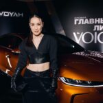 Viktoriya Dayneko Instagram - Вчера прошла очень красивая и масштабная премия журнала VOICE @the_voice_mag ! Спасибо дорогой @nick_mart_ 😘 Тот момент, когда половину знакомых увидела, только на фотографиях хроники🙈❤️ всем привет, кого не увидела😂 Костюм @thearch_store Клатч @ekonikastyle Перчатки @dior Крест @emt8.store