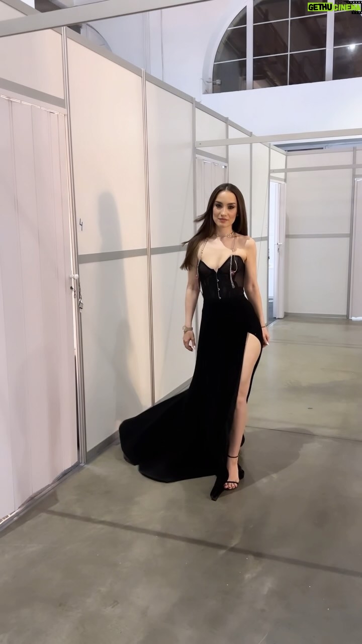 Viktoriya Dayneko Instagram - Когда хотела фото в движении и для этого попросила снимать видео. Зато можно посчитать количество дублей 🙈😁