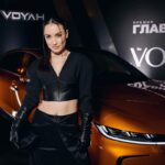 Viktoriya Dayneko Instagram - Вчера прошла очень красивая и масштабная премия журнала VOICE @the_voice_mag ! Спасибо дорогой @nick_mart_ 😘 Тот момент, когда половину знакомых увидела, только на фотографиях хроники🙈❤️ всем привет, кого не увидела😂 Костюм @thearch_store Клатч @ekonikastyle Перчатки @dior Крест @emt8.store