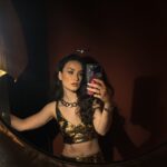 Viktoriya Dayneko Instagram - Сегодня соц сети заточены только на заработок и ничего реально полезного. Даже имея миллиарды счастья не купишь. Счастье не в первом классе или частном джете - это про комфорт, счастье кроется совсем в другом, в том, что за валюту не купишь. Счастье не в брендовых сумках и шмотках. А этому увы не учит никто. Высокая мода, да, про искусство, но заполнив гардероб модными бирками, не делает тебя счастливым и полезным обществу человеком. Эмпатия, забота о себе, о детях, семье, забота о братьях наших меньших и о тех, кто слабее и уязвимее, профессиональная реализация - вот что важно. А не все это поверхностное… внутри то что? куда мы все катимся? в материальный мир и мир псевдо учителей, да коучей, которым самим бы поучиться? У меня скоро будет аллергия на фразы «хочешь стать богатым? я научу тебя зарабатывать, со мной ты станешь миллионером, только купи у меня личное наставничество за миллион, а лучше 5». Других интересов у нас больше нет? Совсем? Это верх наших мечтаний?