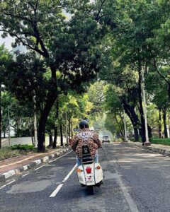 Vino G. Bastian Instagram - “Datang tampak muka, pulang tampak punggung..” 📷 @ilmanff