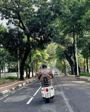 Vino G. Bastian Instagram - “Datang tampak muka, pulang tampak punggung..”

📷 @ilmanff
