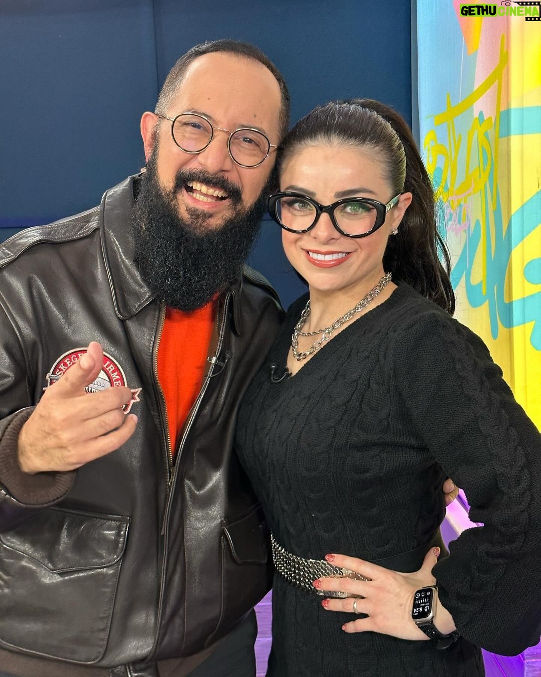 Violeta Isfel Instagram - @alvarocuevatv sólo quiero agradecerte con todo el corazón ♥️ nuestra tan amena charla. Gracias por invitarme a tu cueva y vivir juntos un extraordinario viaje. Gracias, gracias, gracias 🙏🏻 ¿Ya escuchaste el #podcast #lacuevadealvaro? ¿Te la perdiste? No te preocupes 😌 te dejo el link en mi biografía. El detrás de cámaras está en mi página de #facebook, el link también lo encuentras en mi biografía. Escúchalo y me cuentas tu opinión ¿va? #violetaisfel #coleccionandoexperiencias Mexico City, Mexico