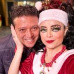 Violeta Isfel Instagram - ¡Heeeey mis amoreeeeeees! ¡FELIZ NAVIDAD🎄! Agradezco a la Divinidad por permitirme celebrar nuevamente a tu lado esposhito. A tu lado todo lo puedo, lo superó, lo disfruto, lo aprendo, lo experimento y lo agradezco. De tu mano a donde sea, por cuanto sea. TE AMO 😘 Gracias por nuestra hermosa familia. ¿Donde pasaron esta Navidad? 🎄 #violetaisfel #coleccionandoexperiencias #navidad2023 #familia #esposos Mexico City, Mexico