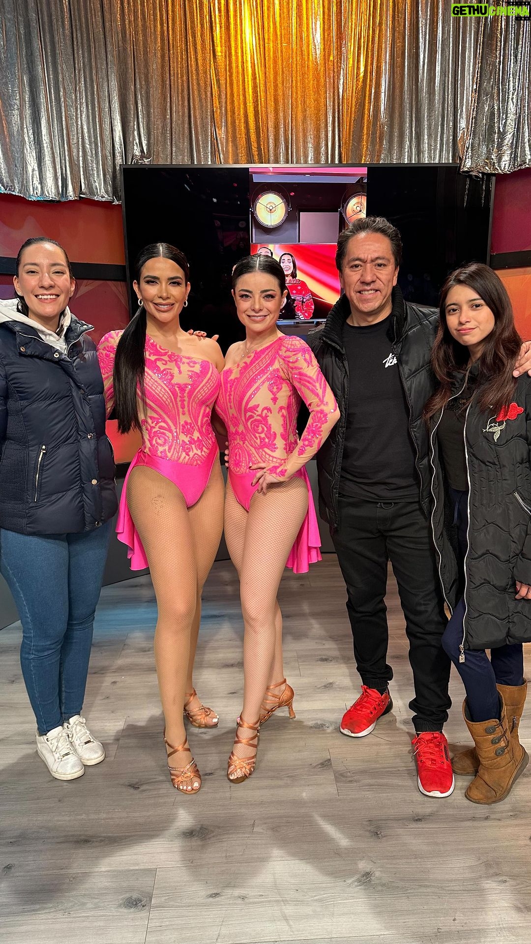 Violeta Isfel Instagram - ¡Heeey mis amores! Aquí les dejo nuestro baile juntas Que honor volver a coincidir equipo. Gracias, gracias, gracias por dejarme volver una vez más a la pista de @lasestrellasbailanenhoy Me encanto concerté @dania.mndz que placer trabajar juntas 💜💜💜 Maestro @memotellez_coreografo y @cinthya.dom les amo siempre. ❤️ ¿Te gusto nuestro baile? #violetaisfel #coleccionandoexperiencias #baile #mujeres #girlpower Televisa San Ángel