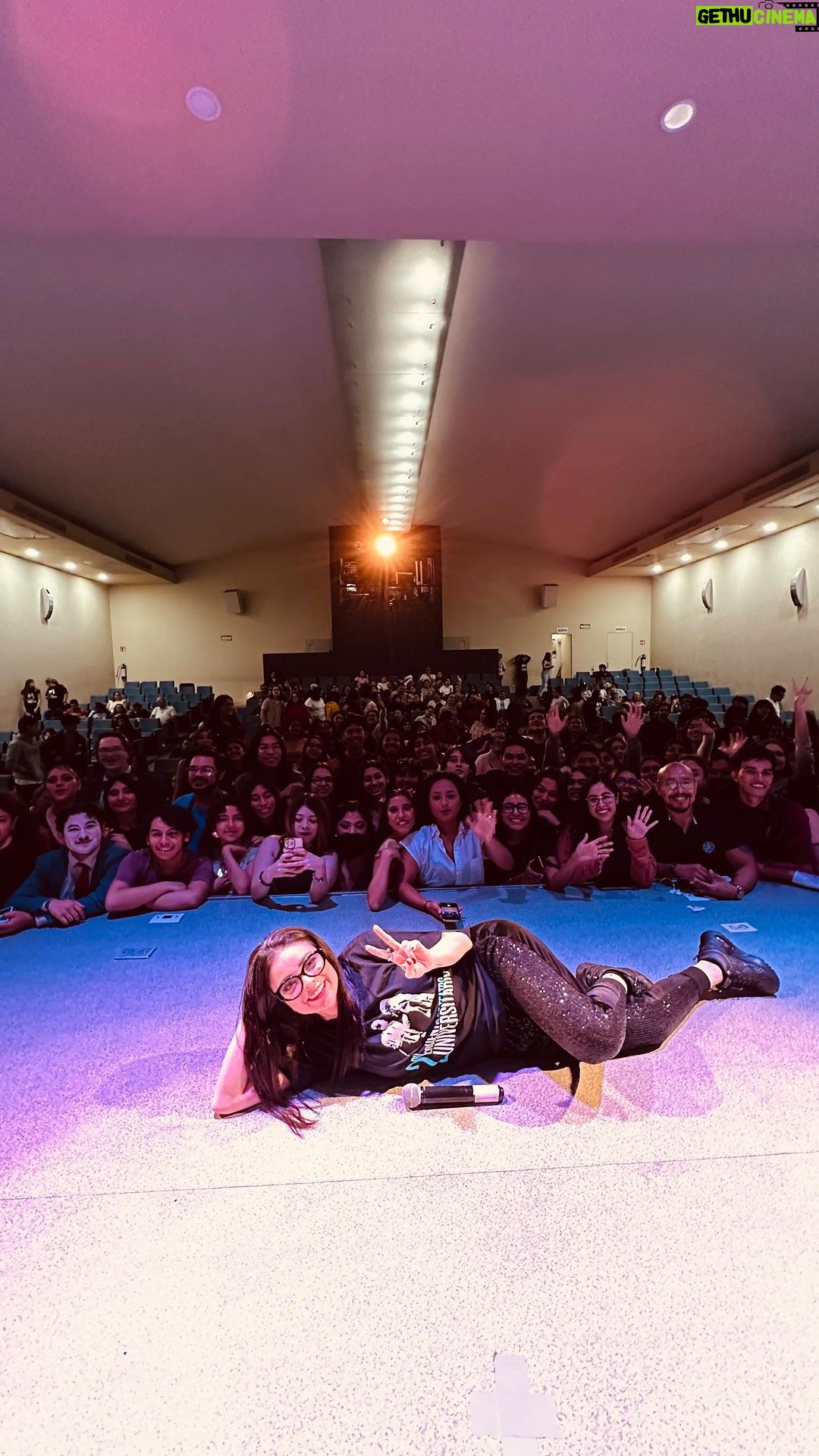 Violeta Isfel Instagram - Mi primera #conferencia en el “2º Encuentro de Teatro 🎭” en la @unimodelo de #merida #yucatan Gracias por la invitación @culturamodelo fue un honor poder tomar mi experiencia en el extraordinario mundo del Teatro 🎭 y compartirla con todos los jóvenes, quienes sé continuarán manteniendo vivo el escenario, a través de su creatividad, pasión, disciplina, preparación, respeto y compromiso. Gracias por amar el #Teatro 🎭 tanto como yo. Gracias por permitirme coleccionar esta nueva experiencia. #violetaisfel #coleccionandoexperiencias Universidad Modelo