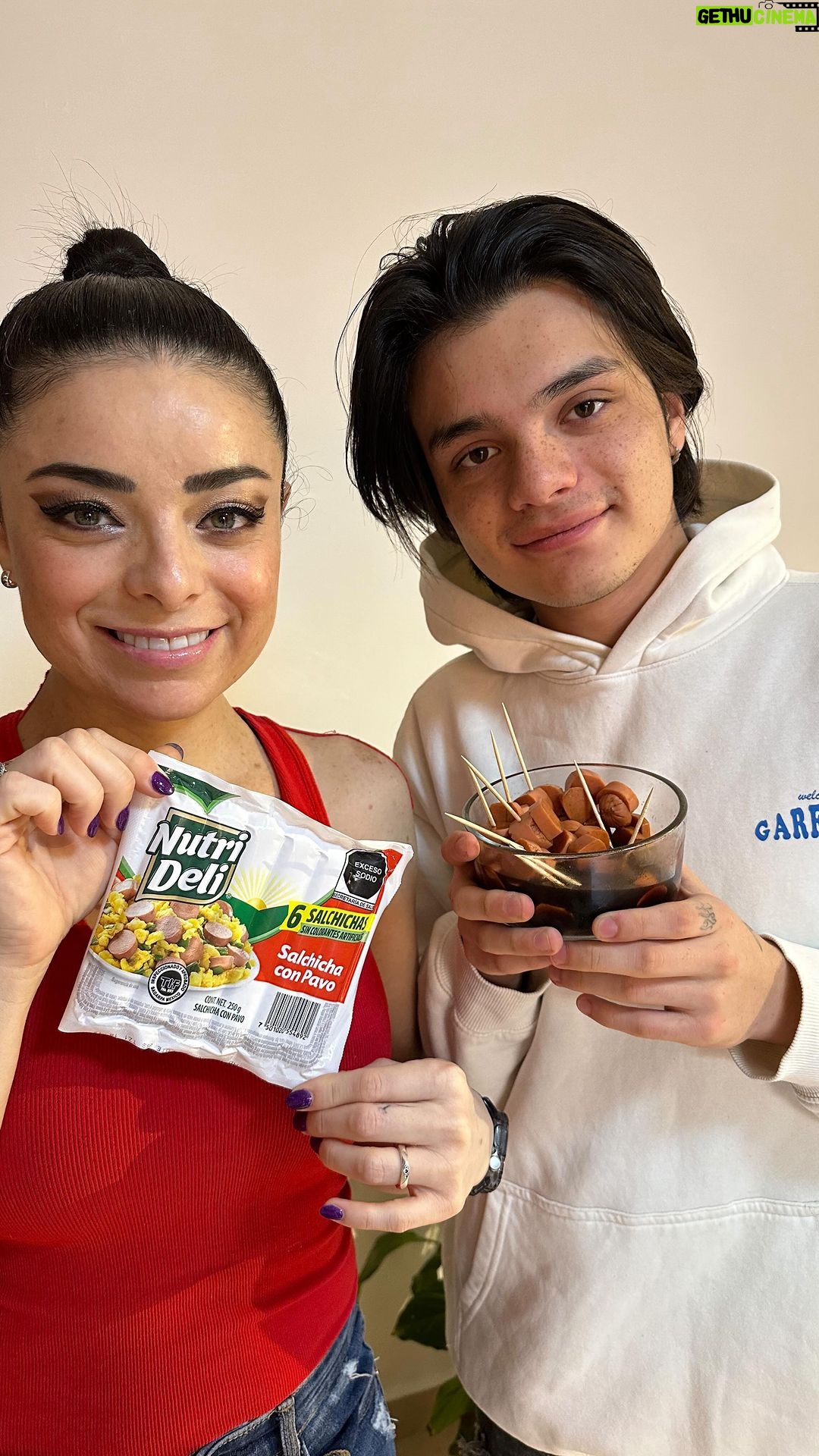 Violeta Isfel Instagram - ¡Heeeeey mis amoooreees! Como saben me encanta consentir a mi familia y ahora #Nutrideli es mi aliando, para que todos en casa estén súper contentos 👏🏻 #PublicidadPagada #AlimentateSanamente Mexico City, Mexico
