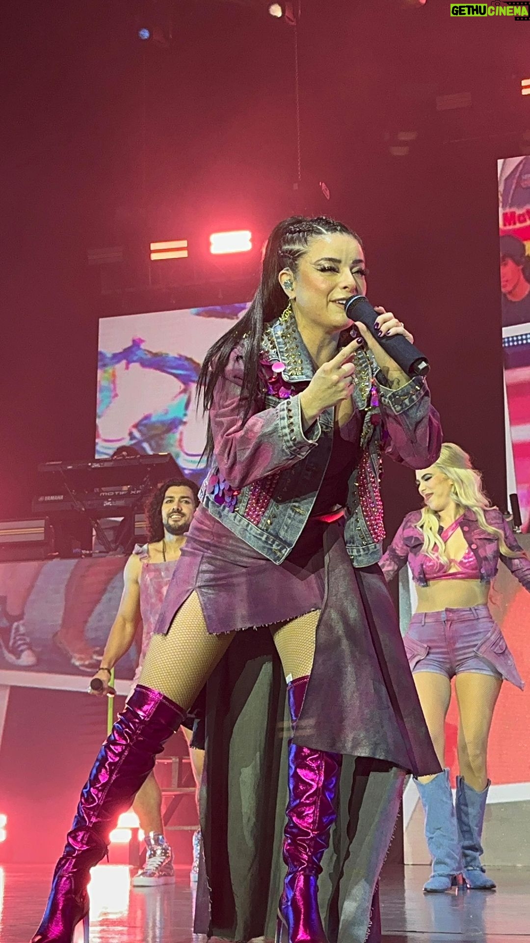 Violeta Isfel Instagram - Nuestro concierto @2000sxsiempre en #querétaro en un minuto y medio GRACIAS, GRACIAS, GRACIAS 🙏🏻 🫶🏻❤️🥰😊 Siguientes paradas #gdl 10/NOV/23 dentro de @2000spoptour #merida 18/NOV/23 ¿YA TIENES TUS BOLETOS? LINK EN MI BIOGRAFÍA☝🏻 #VioletaIsfel #concierto #2000sxsiempre Auditorio Josefa Ortiz, Qro.