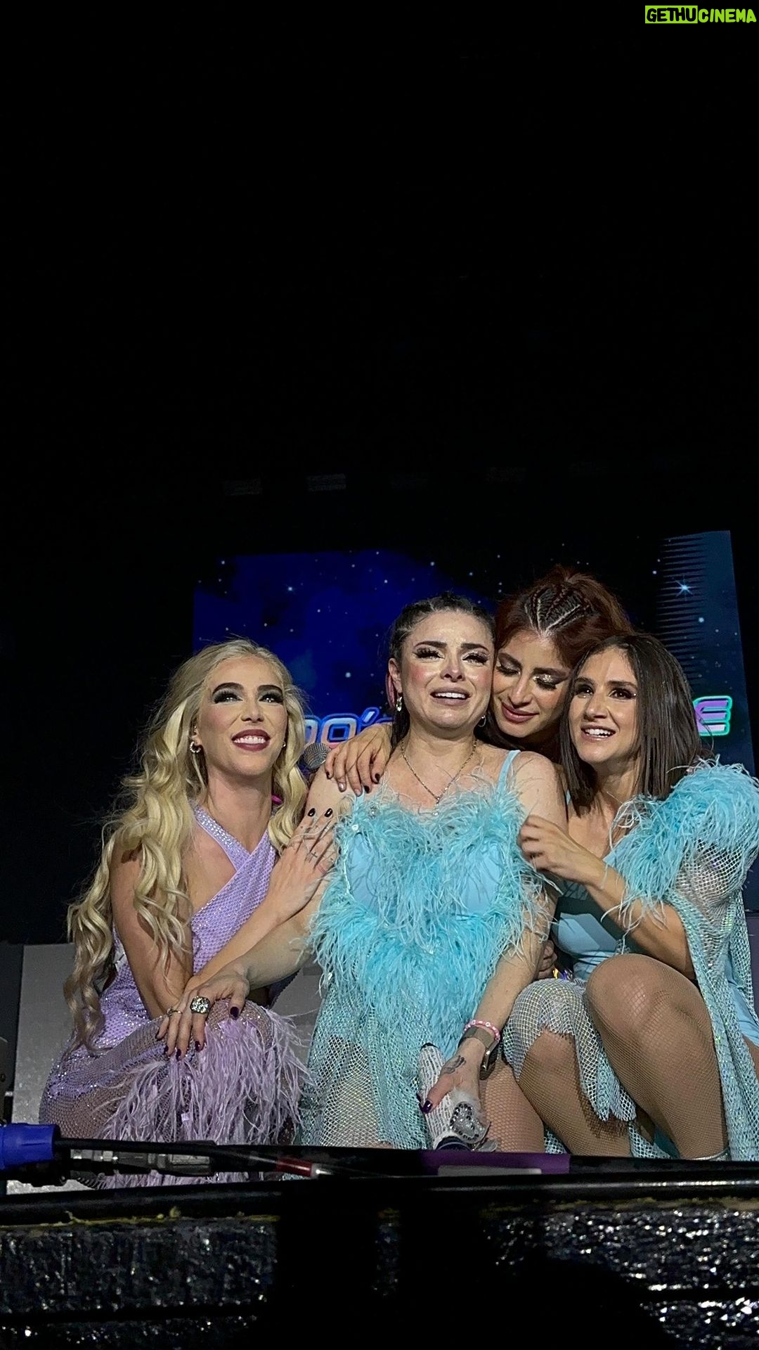 Violeta Isfel Instagram - El momento más emotivo en toda mi carrera 😍 Gracias, gracias, gracias #querétaro por este momento, me lo llevo en el alma para siempre. GRACIAS mis hermosas #Divinas @danieeibanez @_roxanapuente @nashla22 y guapos @robertocarlomx y @miguelmartinezoficial es un honor poder compartir el escenario con ustedes. Pero sobre todo gracias @boboproducciones por hacer esto posible. #violetaisfel #concierto #2000sxsiempre #amor #gratitud #coleccionandoexperiencias Auditorio Josefa Ortiz, Qro.