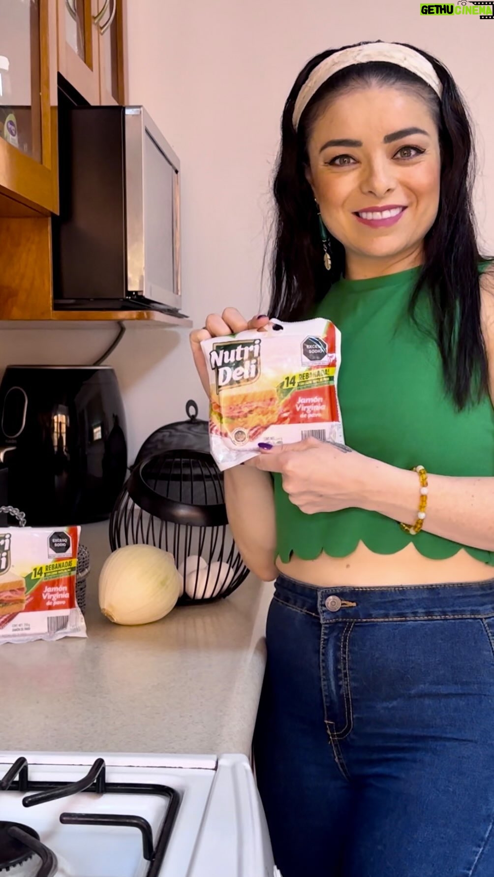 Violeta Isfel Instagram - ¡Heeeeey mis amoreeees! No hay mejor manera de empezar el día que desayunando con mi familia, y les quiero compartir que nuestro desayino estuvo riquísimo con Nutrí Deli de Lala ¿Se les antojo? Pues les tengo una noticia, todos los productos de #NutriDeli los encuentran en cualquier tiendita o changarrito de la esquina. #PublicidadPagada #alimentatesanamente Mexico City, Mexico