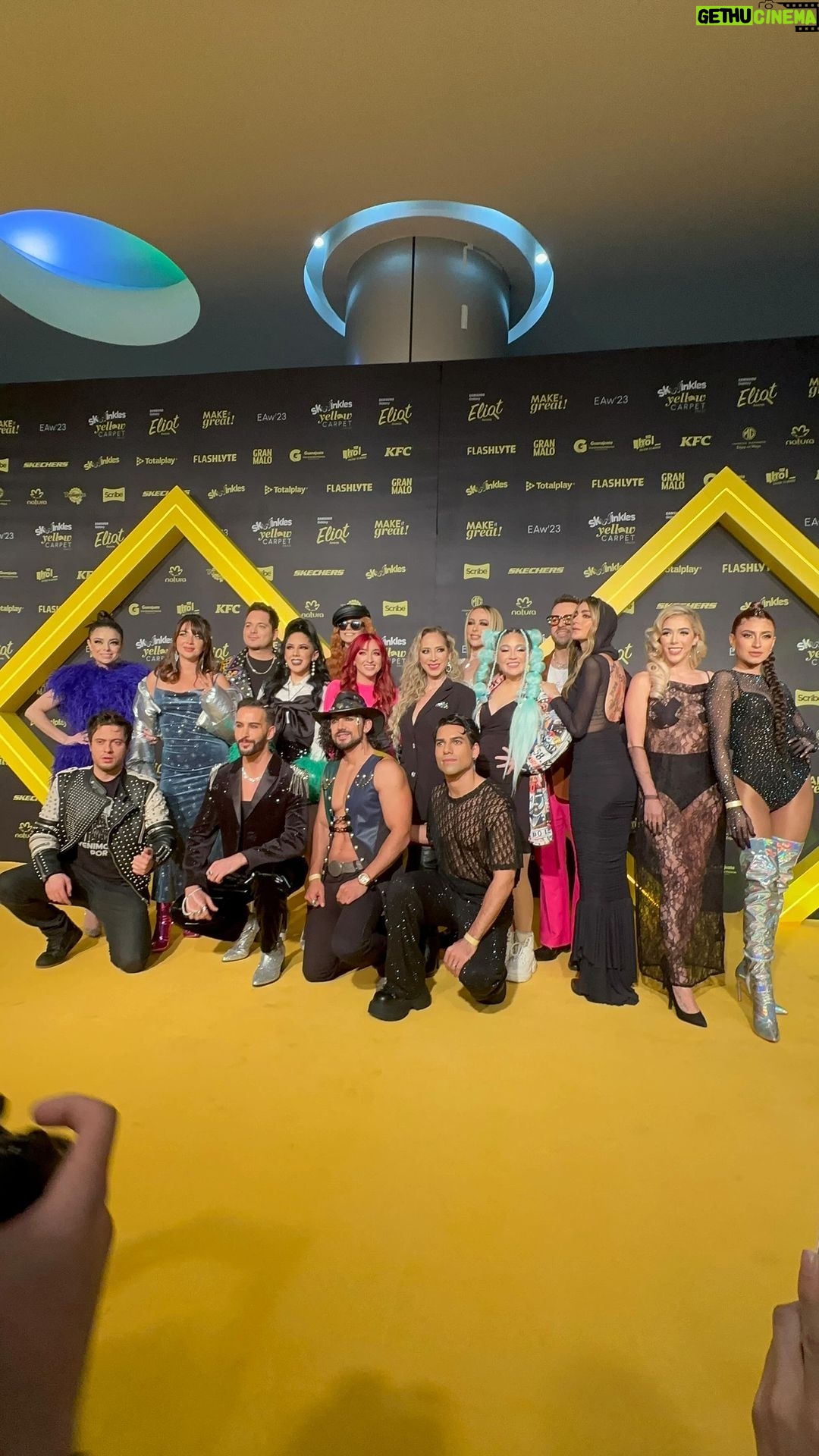 Violeta Isfel Instagram - ¡Heeey mis amores! Aquí les comparto toda mi aventura en los #eliotawards2023 y mi hermosa familia @2000sxsiempre Gracias @boboproducciones por hacerlo posible. Sobre todo gracias a ustedes que leen y nos apoyan con tanto amor ❤️ Ahora que a el turno de #Queretaro él link está en mi biografía ¿Ya tienes tus boletos? #violetaisfel #2000sxsiempre #viralvideo Mexico City, Mexico