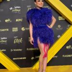 Violeta Isfel Instagram - #eliotawards2023 Fue hermoso sentirme una pluma de #antonella gigante. @divalomas gracias a ti me veía espectacular. Gracias @dolongofficial fue un honor poder portar tu extraordinario vestido. Gracias @surfacepr_ por esta gran colaboración. Gracias @pamloyolamua siempre logras que me vea hermosa, adoro tu maquillaje. Gracias @juliomayabeauty ame mi peinado, siempre cuidas mucho mi cabellito. Gracias @acxionsports por siempre cuidar mi salud con sus maravillosas terapias. (para todos los que preguntaron por mis vendajes en las rodillas y en la espalda) Gracias @2000sxsiempre por hacer esto posible. Gracias @rb7802 esposhito y @_jorgearmandomg por las fotitos, son brillantes tomando fotos, les amo 😘 #violetaisfel #eliotme #itsAllAboutme #amarillo #yelowcarpet #divalomas Expo Santa Fe México