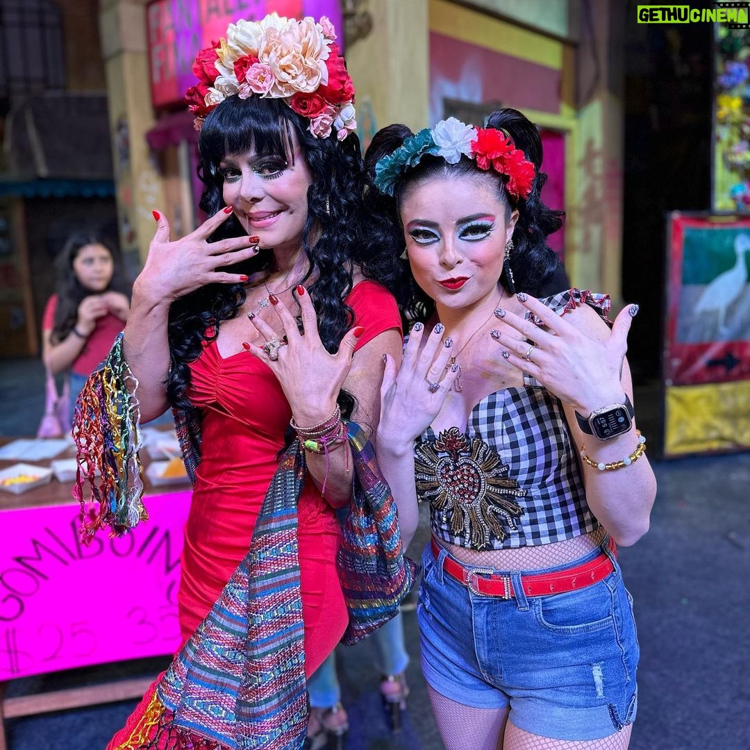 Violeta Isfel Instagram - Mi hermosísima @maribelguardia y yo seguimos celebrando el orgullo de vivir en nuestro maravilloso país #México 🇲🇽 con nuestras súper uñitas muy mexicanas. Gracias @_sailorcute_ nos encantaron 😍🥰 ¿También te gusta decorar tus uñas? #uñas #violetaisfel #maribelguardia #lgunillamibarrio Centro Cultural Teatro 2