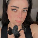 Violeta Isfel Instagram - ¿ Te gustaría tener tu #PlumaAntoByVioletaIsfel ? Es súper fácil, escribe por DM a la cuenta de mi hermana @krisna.dasi y ella te guiará para poder conseguir tu pluma 100% original, con tu súper certificado de autenticidad y así poder sentirte aun más DIVINX de lo que ya eres. #violetaIsfel #2000sxsiempre México