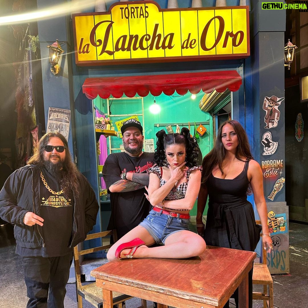 Violeta Isfel Instagram - Un placer poder contar con la presencia de @patomachete y @labrosanostra en el escenario de @lagunillamb Que honor compartir el escenario y poder conocerlos, son unos fregones. GRACIAS 🤩 ¿Los conoces? #VioletaIsfel #LagunillaMiBarrio #patomachete #hiphop #mexicano #méxico Centro Cultural Teatro 2