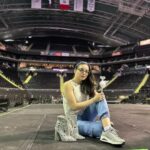 Violeta Isfel Instagram - Sólo puedo decir ¡GRACIAS, GRACIAS, GRACIAS! Te disfrute al máximo #MTY Gracias @boboproducciones @arenamtyoficial y a mi esposhito @rb7802 por las geniales fotos. ¿Pudiste acompañarnos en Monterrey? #Violetaisfel #plateado #arena #2000sxsiempre #divinas Arena Mty