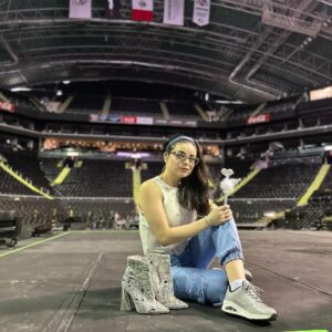 Violeta Isfel Instagram - Sólo puedo decir 
¡GRACIAS, GRACIAS, GRACIAS! 
Te disfrute al máximo #MTY

Gracias @boboproducciones @arenamtyoficial y a mi esposhito @rb7802 por las geniales fotos.

¿Pudiste acompañarnos en Monterrey? 

#Violetaisfel #plateado #arena #2000sxsiempre #divinas