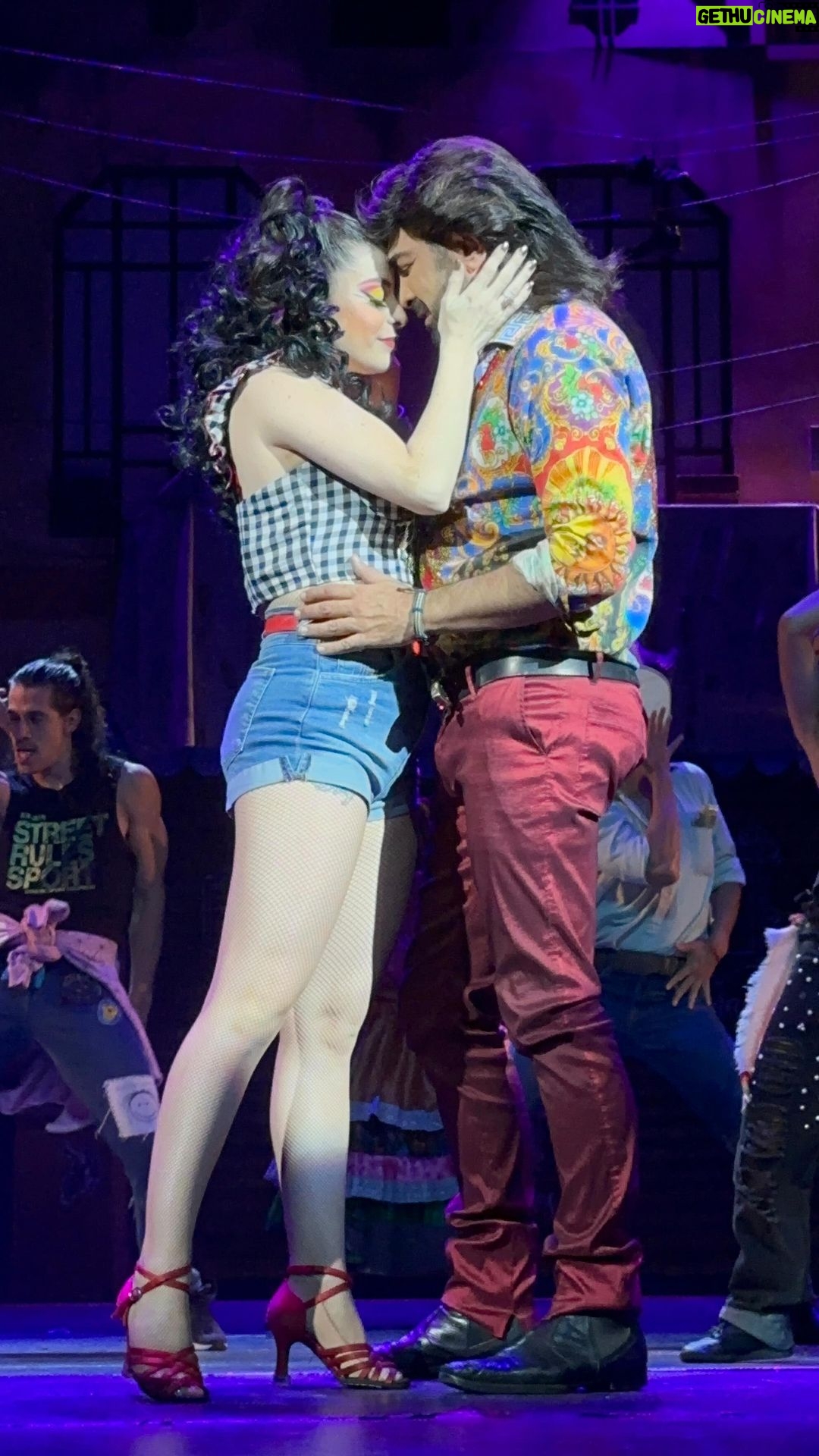 Violeta Isfel Instagram - El amor de #Rita y #albertanosantacruz en @lagunillamb lo súpera todo. Ven a disfrutar de esta divertida y romántica historia de amor 🥰 que te llenará de carcajadas y buen bailongo acompañadx de una buena Licuachela Usa este divertido audio y etiqueta a una pareja o amigos que conozcas que podrían pasar por algo similar. Espero sus Remix #LagunillaMiBarrio se presenta #viernes 🕣 8:30pm #sábado 🕖 7pm #domingo 🕠 5:30pm 📍#CentroCulturalTeatro2 #CDMX BOLETOS en taquilla o en @ticketmaster_mx Centro Cultural Teatro 2