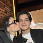 Violeta Isfel Instagram - Hoy 27/Dic/2023 es el cumpleaños 20 del motor, inspiración, motivación y el amor más genuino y extraordinario de mi vida; Mi guapote hijo @omar.isfel Omar no sabes el orgullo, gratitud y dicha plena que siento en este momento. Gracias por ser para mí el mejor maestro de esta vida, gracias a que cuando llegaste a mi vida hace 20 años descubrí una fortaleza, entereza, garra que no sabía que tenía; descubrí lo rota que estaba y lo mucho que tenía que repararme y así lograr sacarme adelante para que tú pudieras tener a la mejor versión de mi, quien pudiera guiarte en esta dura y hermosa vida. Trato de recorrer en mi mente nuestro andar juntos a lo largo de estos 20 años, sé que tuvimos de todo tipo de momentos, altas bajas etc. Y siempre has estado ahí para darme el mejor abrazo 🫂 que lo arreglaba y sigue arreglándolo todo. Ahora te miro siendo este pequeño adulto logrando poco a poco tus sueños, disfrutando de nuestra amorosa relación llena de confianza, camaradería, respeto, amistad, alegría, risas, carcajadas pero sobre todo llena del más genuino amor. Mientras escribo mis ojitos se llenan de lágrimas porque no quepo de emoción al darme cuenta, que todos nuestros esfuerzos juntos nos han llenado de frutos hoy, 20 años después. Deseo que la Divinidad nos siga dando la oportunidad de seguir creciendo, evolucionando, enriqueciendo, pero sobre todo que nos siga llenando de la consciencia necesaria para seguir siendo lo más honorables posibles en nuestro andar juntos por esta experiencia humana. TE AMO ❤️ EN ESTA, EN TODAS LA VIDAS Y TODOS LOS MUNDOS QUE NOS TOQUE EXPERIMENTAR. ¡FELIZ CUMPLEAÑOS ALMA GEMELA TE AMO ❤️! #violetaisfel #coleccionandoexperiencias #omarisfel #felizcumpleaños Mexico City, Mexico
