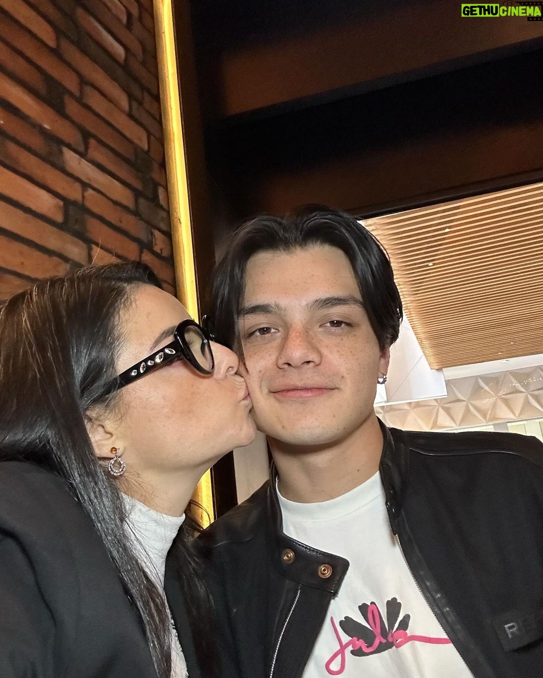 Violeta Isfel Instagram - Hoy 27/Dic/2023 es el cumpleaños 20 del motor, inspiración, motivación y el amor más genuino y extraordinario de mi vida; Mi guapote hijo @omar.isfel Omar no sabes el orgullo, gratitud y dicha plena que siento en este momento. Gracias por ser para mí el mejor maestro de esta vida, gracias a que cuando llegaste a mi vida hace 20 años descubrí una fortaleza, entereza, garra que no sabía que tenía; descubrí lo rota que estaba y lo mucho que tenía que repararme y así lograr sacarme adelante para que tú pudieras tener a la mejor versión de mi, quien pudiera guiarte en esta dura y hermosa vida. Trato de recorrer en mi mente nuestro andar juntos a lo largo de estos 20 años, sé que tuvimos de todo tipo de momentos, altas bajas etc. Y siempre has estado ahí para darme el mejor abrazo 🫂 que lo arreglaba y sigue arreglándolo todo. Ahora te miro siendo este pequeño adulto logrando poco a poco tus sueños, disfrutando de nuestra amorosa relación llena de confianza, camaradería, respeto, amistad, alegría, risas, carcajadas pero sobre todo llena del más genuino amor. Mientras escribo mis ojitos se llenan de lágrimas porque no quepo de emoción al darme cuenta, que todos nuestros esfuerzos juntos nos han llenado de frutos hoy, 20 años después. Deseo que la Divinidad nos siga dando la oportunidad de seguir creciendo, evolucionando, enriqueciendo, pero sobre todo que nos siga llenando de la consciencia necesaria para seguir siendo lo más honorables posibles en nuestro andar juntos por esta experiencia humana. TE AMO ❤️ EN ESTA, EN TODAS LA VIDAS Y TODOS LOS MUNDOS QUE NOS TOQUE EXPERIMENTAR. ¡FELIZ CUMPLEAÑOS ALMA GEMELA TE AMO ❤️! #violetaisfel #coleccionandoexperiencias #omarisfel #felizcumpleaños Mexico City, Mexico