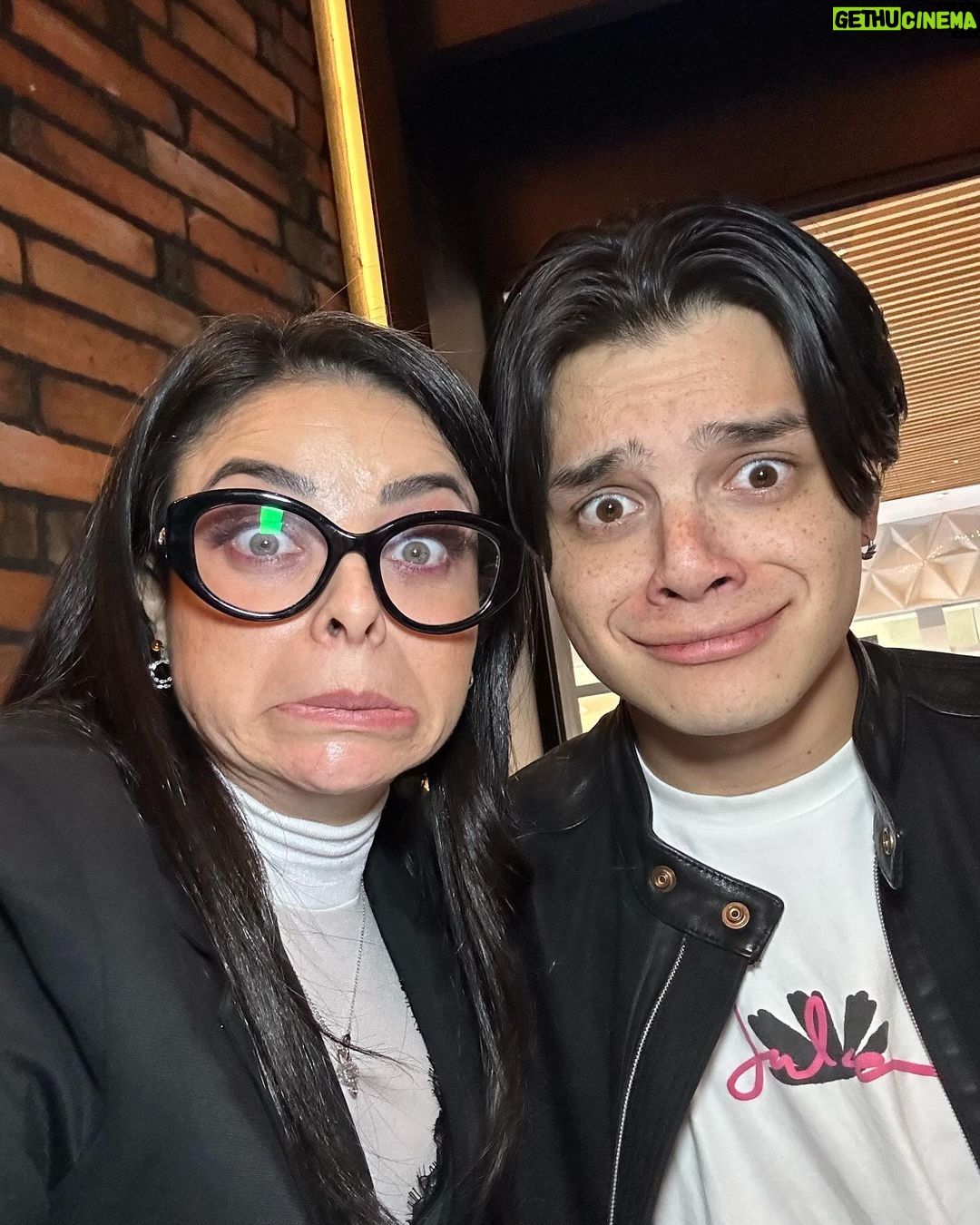 Violeta Isfel Instagram - Hoy 27/Dic/2023 es el cumpleaños 20 del motor, inspiración, motivación y el amor más genuino y extraordinario de mi vida; Mi guapote hijo @omar.isfel Omar no sabes el orgullo, gratitud y dicha plena que siento en este momento. Gracias por ser para mí el mejor maestro de esta vida, gracias a que cuando llegaste a mi vida hace 20 años descubrí una fortaleza, entereza, garra que no sabía que tenía; descubrí lo rota que estaba y lo mucho que tenía que repararme y así lograr sacarme adelante para que tú pudieras tener a la mejor versión de mi, quien pudiera guiarte en esta dura y hermosa vida. Trato de recorrer en mi mente nuestro andar juntos a lo largo de estos 20 años, sé que tuvimos de todo tipo de momentos, altas bajas etc. Y siempre has estado ahí para darme el mejor abrazo 🫂 que lo arreglaba y sigue arreglándolo todo. Ahora te miro siendo este pequeño adulto logrando poco a poco tus sueños, disfrutando de nuestra amorosa relación llena de confianza, camaradería, respeto, amistad, alegría, risas, carcajadas pero sobre todo llena del más genuino amor. Mientras escribo mis ojitos se llenan de lágrimas porque no quepo de emoción al darme cuenta, que todos nuestros esfuerzos juntos nos han llenado de frutos hoy, 20 años después. Deseo que la Divinidad nos siga dando la oportunidad de seguir creciendo, evolucionando, enriqueciendo, pero sobre todo que nos siga llenando de la consciencia necesaria para seguir siendo lo más honorables posibles en nuestro andar juntos por esta experiencia humana. TE AMO ❤️ EN ESTA, EN TODAS LA VIDAS Y TODOS LOS MUNDOS QUE NOS TOQUE EXPERIMENTAR. ¡FELIZ CUMPLEAÑOS ALMA GEMELA TE AMO ❤️! #violetaisfel #coleccionandoexperiencias #omarisfel #felizcumpleaños Mexico City, Mexico