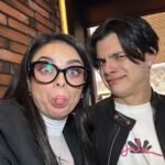 Violeta Isfel Instagram - Hoy 27/Dic/2023 es el cumpleaños 20 del motor, inspiración, motivación y el amor más genuino y extraordinario de mi vida; Mi guapote hijo @omar.isfel Omar no sabes el orgullo, gratitud y dicha plena que siento en este momento. Gracias por ser para mí el mejor maestro de esta vida, gracias a que cuando llegaste a mi vida hace 20 años descubrí una fortaleza, entereza, garra que no sabía que tenía; descubrí lo rota que estaba y lo mucho que tenía que repararme y así lograr sacarme adelante para que tú pudieras tener a la mejor versión de mi, quien pudiera guiarte en esta dura y hermosa vida. Trato de recorrer en mi mente nuestro andar juntos a lo largo de estos 20 años, sé que tuvimos de todo tipo de momentos, altas bajas etc. Y siempre has estado ahí para darme el mejor abrazo 🫂 que lo arreglaba y sigue arreglándolo todo. Ahora te miro siendo este pequeño adulto logrando poco a poco tus sueños, disfrutando de nuestra amorosa relación llena de confianza, camaradería, respeto, amistad, alegría, risas, carcajadas pero sobre todo llena del más genuino amor. Mientras escribo mis ojitos se llenan de lágrimas porque no quepo de emoción al darme cuenta, que todos nuestros esfuerzos juntos nos han llenado de frutos hoy, 20 años después. Deseo que la Divinidad nos siga dando la oportunidad de seguir creciendo, evolucionando, enriqueciendo, pero sobre todo que nos siga llenando de la consciencia necesaria para seguir siendo lo más honorables posibles en nuestro andar juntos por esta experiencia humana. TE AMO ❤️ EN ESTA, EN TODAS LA VIDAS Y TODOS LOS MUNDOS QUE NOS TOQUE EXPERIMENTAR. ¡FELIZ CUMPLEAÑOS ALMA GEMELA TE AMO ❤️! #violetaisfel #coleccionandoexperiencias #omarisfel #felizcumpleaños Mexico City, Mexico