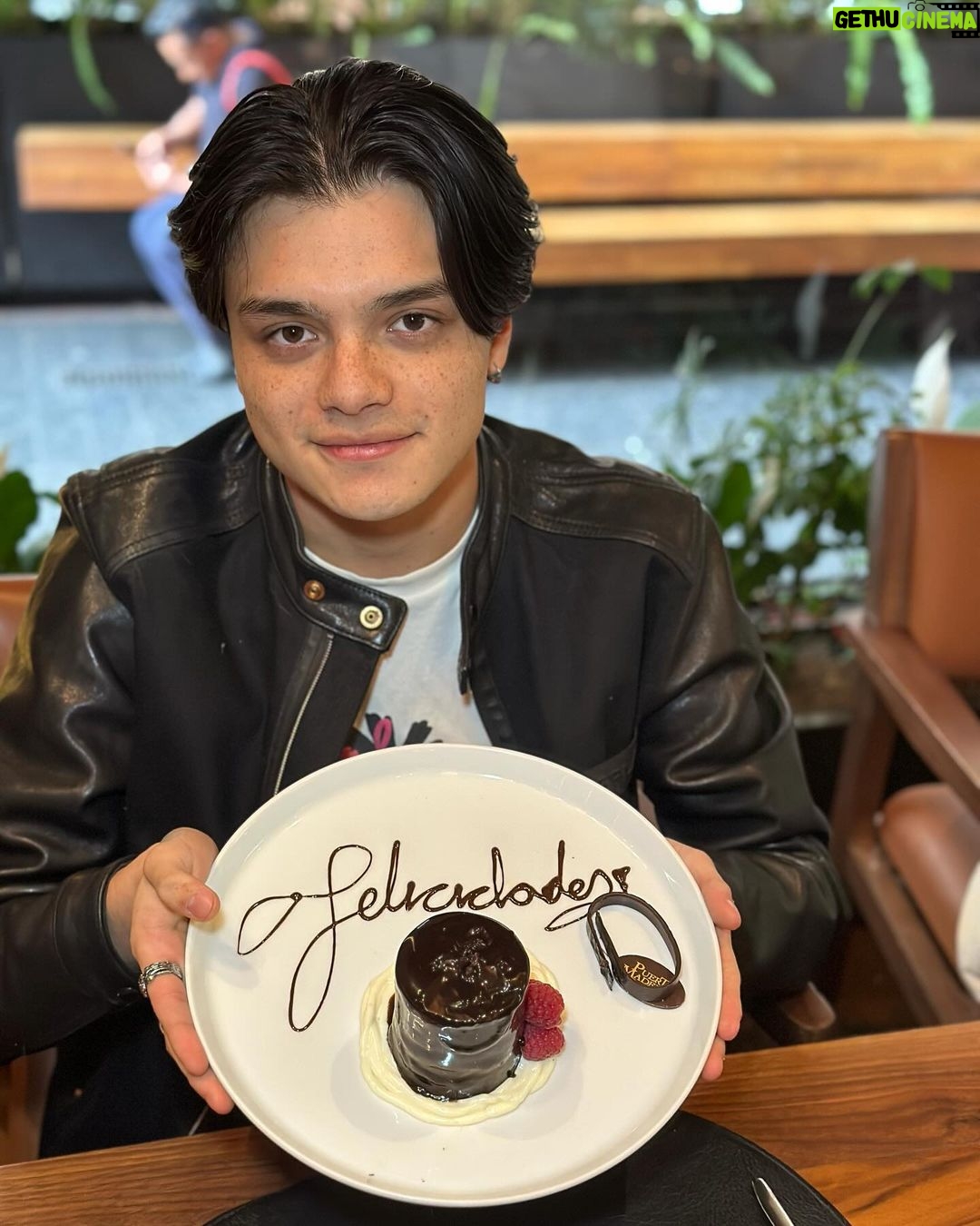Violeta Isfel Instagram - Hoy 27/Dic/2023 es el cumpleaños 20 del motor, inspiración, motivación y el amor más genuino y extraordinario de mi vida; Mi guapote hijo @omar.isfel Omar no sabes el orgullo, gratitud y dicha plena que siento en este momento. Gracias por ser para mí el mejor maestro de esta vida, gracias a que cuando llegaste a mi vida hace 20 años descubrí una fortaleza, entereza, garra que no sabía que tenía; descubrí lo rota que estaba y lo mucho que tenía que repararme y así lograr sacarme adelante para que tú pudieras tener a la mejor versión de mi, quien pudiera guiarte en esta dura y hermosa vida. Trato de recorrer en mi mente nuestro andar juntos a lo largo de estos 20 años, sé que tuvimos de todo tipo de momentos, altas bajas etc. Y siempre has estado ahí para darme el mejor abrazo 🫂 que lo arreglaba y sigue arreglándolo todo. Ahora te miro siendo este pequeño adulto logrando poco a poco tus sueños, disfrutando de nuestra amorosa relación llena de confianza, camaradería, respeto, amistad, alegría, risas, carcajadas pero sobre todo llena del más genuino amor. Mientras escribo mis ojitos se llenan de lágrimas porque no quepo de emoción al darme cuenta, que todos nuestros esfuerzos juntos nos han llenado de frutos hoy, 20 años después. Deseo que la Divinidad nos siga dando la oportunidad de seguir creciendo, evolucionando, enriqueciendo, pero sobre todo que nos siga llenando de la consciencia necesaria para seguir siendo lo más honorables posibles en nuestro andar juntos por esta experiencia humana. TE AMO ❤️ EN ESTA, EN TODAS LA VIDAS Y TODOS LOS MUNDOS QUE NOS TOQUE EXPERIMENTAR. ¡FELIZ CUMPLEAÑOS ALMA GEMELA TE AMO ❤️! #violetaisfel #coleccionandoexperiencias #omarisfel #felizcumpleaños Mexico City, Mexico