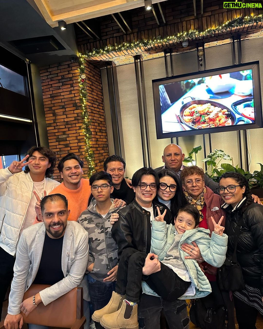 Violeta Isfel Instagram - Hoy 27/Dic/2023 es el cumpleaños 20 del motor, inspiración, motivación y el amor más genuino y extraordinario de mi vida; Mi guapote hijo @omar.isfel Omar no sabes el orgullo, gratitud y dicha plena que siento en este momento. Gracias por ser para mí el mejor maestro de esta vida, gracias a que cuando llegaste a mi vida hace 20 años descubrí una fortaleza, entereza, garra que no sabía que tenía; descubrí lo rota que estaba y lo mucho que tenía que repararme y así lograr sacarme adelante para que tú pudieras tener a la mejor versión de mi, quien pudiera guiarte en esta dura y hermosa vida. Trato de recorrer en mi mente nuestro andar juntos a lo largo de estos 20 años, sé que tuvimos de todo tipo de momentos, altas bajas etc. Y siempre has estado ahí para darme el mejor abrazo 🫂 que lo arreglaba y sigue arreglándolo todo. Ahora te miro siendo este pequeño adulto logrando poco a poco tus sueños, disfrutando de nuestra amorosa relación llena de confianza, camaradería, respeto, amistad, alegría, risas, carcajadas pero sobre todo llena del más genuino amor. Mientras escribo mis ojitos se llenan de lágrimas porque no quepo de emoción al darme cuenta, que todos nuestros esfuerzos juntos nos han llenado de frutos hoy, 20 años después. Deseo que la Divinidad nos siga dando la oportunidad de seguir creciendo, evolucionando, enriqueciendo, pero sobre todo que nos siga llenando de la consciencia necesaria para seguir siendo lo más honorables posibles en nuestro andar juntos por esta experiencia humana. TE AMO ❤️ EN ESTA, EN TODAS LA VIDAS Y TODOS LOS MUNDOS QUE NOS TOQUE EXPERIMENTAR. ¡FELIZ CUMPLEAÑOS ALMA GEMELA TE AMO ❤️! #violetaisfel #coleccionandoexperiencias #omarisfel #felizcumpleaños Mexico City, Mexico