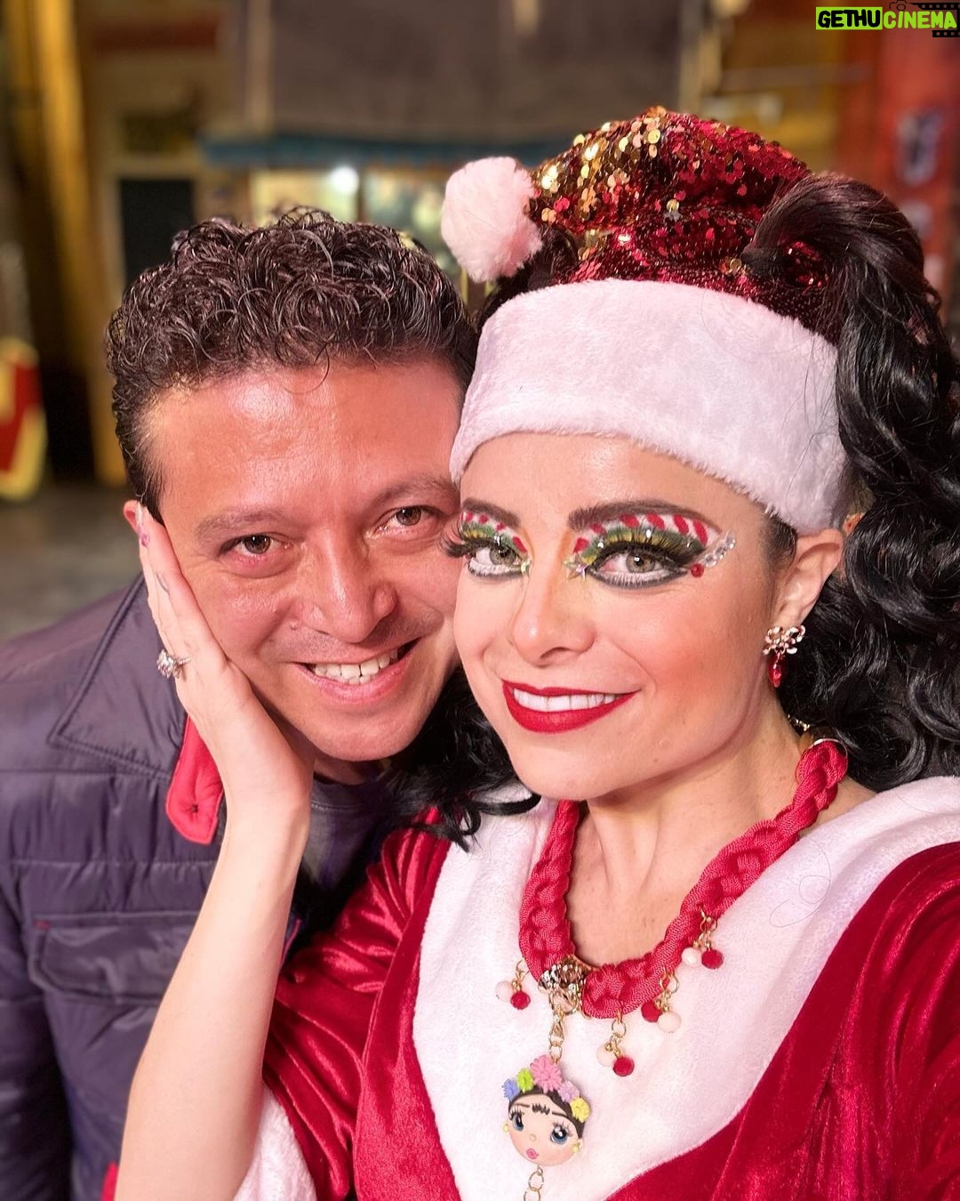 Violeta Isfel Instagram - ¡Heeeey mis amoreeeeeees! ¡FELIZ NAVIDAD🎄! Agradezco a la Divinidad por permitirme celebrar nuevamente a tu lado esposhito. A tu lado todo lo puedo, lo superó, lo disfruto, lo aprendo, lo experimento y lo agradezco. De tu mano a donde sea, por cuanto sea. TE AMO 😘 Gracias por nuestra hermosa familia. ¿Donde pasaron esta Navidad? 🎄 #violetaisfel #coleccionandoexperiencias #navidad2023 #familia #esposos Mexico City, Mexico