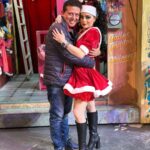 Violeta Isfel Instagram - ¡Heeeey mis amoreeeeeees! ¡FELIZ NAVIDAD🎄! Agradezco a la Divinidad por permitirme celebrar nuevamente a tu lado esposhito. A tu lado todo lo puedo, lo superó, lo disfruto, lo aprendo, lo experimento y lo agradezco. De tu mano a donde sea, por cuanto sea. TE AMO 😘 Gracias por nuestra hermosa familia. ¿Donde pasaron esta Navidad? 🎄 #violetaisfel #coleccionandoexperiencias #navidad2023 #familia #esposos Mexico City, Mexico