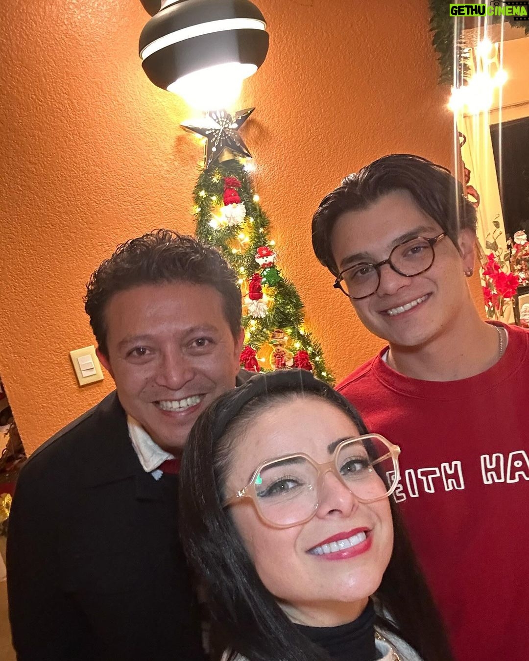 Violeta Isfel Instagram - ¡Heeeey mis amoreeeeeees! ¡FELIZ NAVIDAD🎄! Agradezco a la Divinidad por permitirme celebrar nuevamente a tu lado esposhito. A tu lado todo lo puedo, lo superó, lo disfruto, lo aprendo, lo experimento y lo agradezco. De tu mano a donde sea, por cuanto sea. TE AMO 😘 Gracias por nuestra hermosa familia. ¿Donde pasaron esta Navidad? 🎄 #violetaisfel #coleccionandoexperiencias #navidad2023 #familia #esposos Mexico City, Mexico