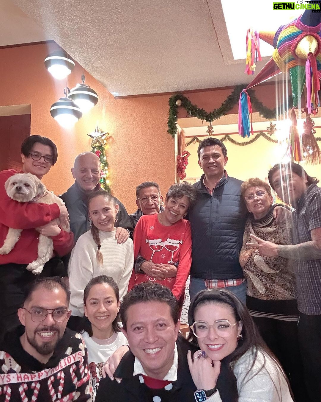 Violeta Isfel Instagram - ¡Heeeey mis amoreeeeeees! ¡FELIZ NAVIDAD🎄! Agradezco a la Divinidad por permitirme celebrar nuevamente a tu lado esposhito. A tu lado todo lo puedo, lo superó, lo disfruto, lo aprendo, lo experimento y lo agradezco. De tu mano a donde sea, por cuanto sea. TE AMO 😘 Gracias por nuestra hermosa familia. ¿Donde pasaron esta Navidad? 🎄 #violetaisfel #coleccionandoexperiencias #navidad2023 #familia #esposos Mexico City, Mexico