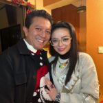 Violeta Isfel Instagram - ¡Heeeey mis amoreeeeeees! ¡FELIZ NAVIDAD🎄! Agradezco a la Divinidad por permitirme celebrar nuevamente a tu lado esposhito. A tu lado todo lo puedo, lo superó, lo disfruto, lo aprendo, lo experimento y lo agradezco. De tu mano a donde sea, por cuanto sea. TE AMO 😘 Gracias por nuestra hermosa familia. ¿Donde pasaron esta Navidad? 🎄 #violetaisfel #coleccionandoexperiencias #navidad2023 #familia #esposos Mexico City, Mexico