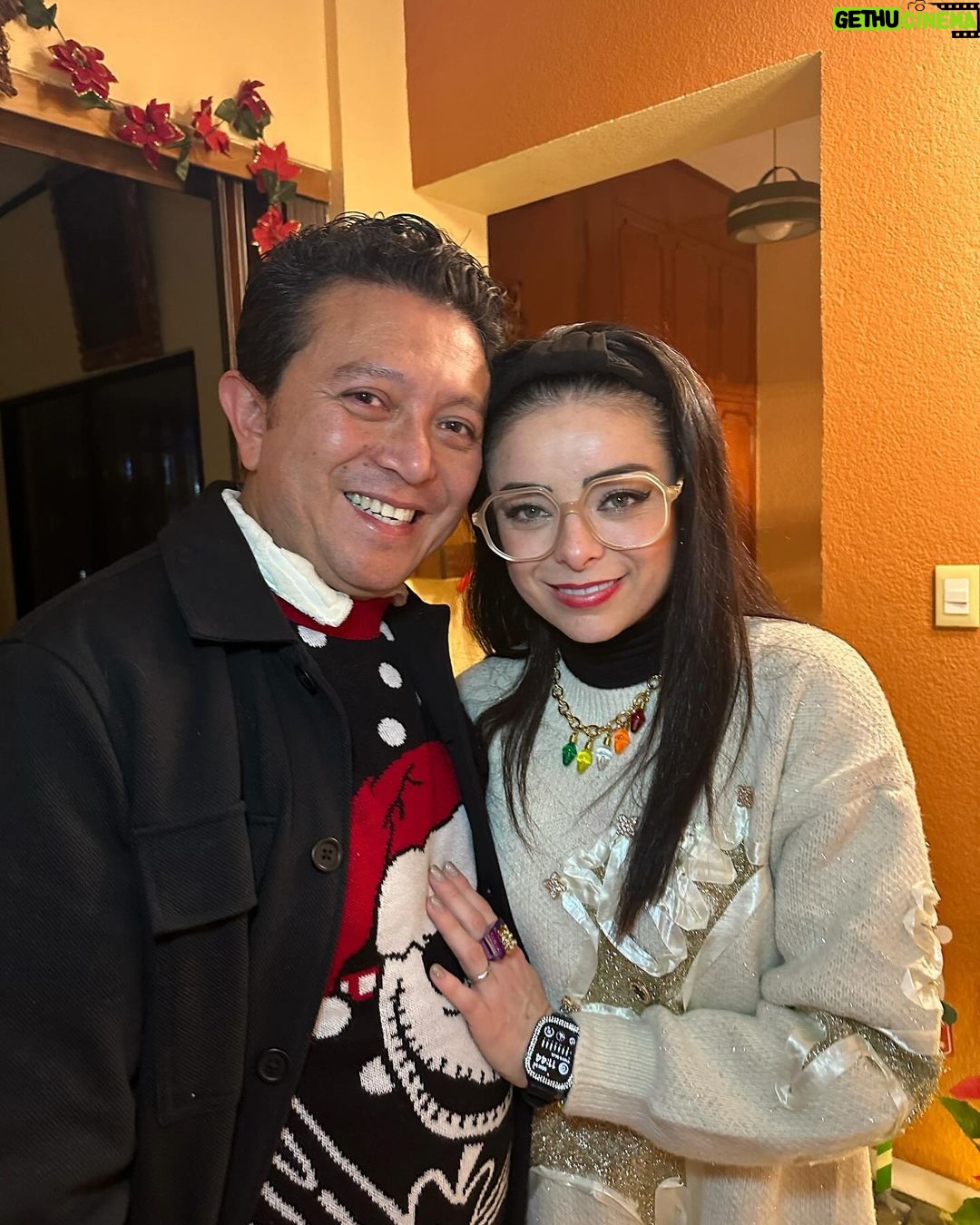 Violeta Isfel Instagram - ¡Heeeey mis amoreeeeeees! ¡FELIZ NAVIDAD🎄! Agradezco a la Divinidad por permitirme celebrar nuevamente a tu lado esposhito. A tu lado todo lo puedo, lo superó, lo disfruto, lo aprendo, lo experimento y lo agradezco. De tu mano a donde sea, por cuanto sea. TE AMO 😘 Gracias por nuestra hermosa familia. ¿Donde pasaron esta Navidad? 🎄 #violetaisfel #coleccionandoexperiencias #navidad2023 #familia #esposos Mexico City, Mexico