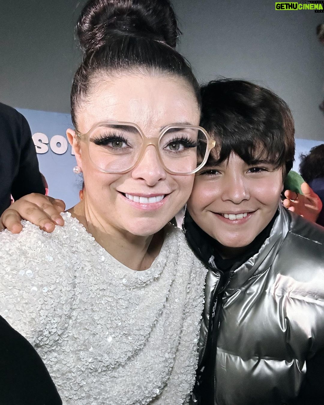 Violeta Isfel Instagram - ¡Heeeyyyy mis amooooreeeeees! ¿Ya vieron la película 🎥 🍿 @nosotroslosdelafe? Estoy muy feliz porque aún estaremos en cartelera en todas las salas de @cinepolismx de México hasta el #miercoles 22 de #noviembre del #2023 Me siento muy orgullosa por que comparto créditos con 2 de mis almas gemelas; mi hijo @omar.isfel y mi mejor amiga @luz.edith.rojas Así que por favor corran al #cinepolis que les quede más cerquita y disfruten de esta hermosa comedia llena de diversión y un mensaje de amor. A quienes me manden un mensaje directo en mi Instagram, con la fotito de su boleto y me cuenten qué pasa en la escena que mi hijo Omar y yo compartimos en la película, les llamaré personalmente por video llamada para platicar un ratito. Gracias por su apoyo siempre, espero sus fotitos para poder platicar. #violetaisfel #coleccionandoexperiencias #pelicula