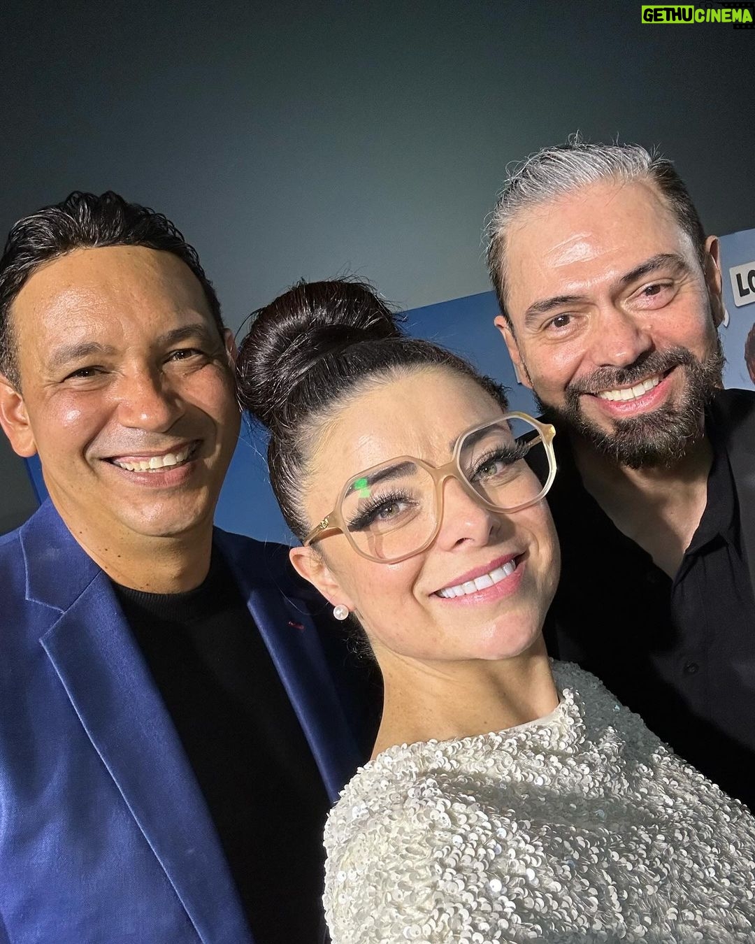 Violeta Isfel Instagram - ¡Heeeyyyy mis amooooreeeeees! ¿Ya vieron la película 🎥 🍿 @nosotroslosdelafe? Estoy muy feliz porque aún estaremos en cartelera en todas las salas de @cinepolismx de México hasta el #miercoles 22 de #noviembre del #2023 Me siento muy orgullosa por que comparto créditos con 2 de mis almas gemelas; mi hijo @omar.isfel y mi mejor amiga @luz.edith.rojas Así que por favor corran al #cinepolis que les quede más cerquita y disfruten de esta hermosa comedia llena de diversión y un mensaje de amor. A quienes me manden un mensaje directo en mi Instagram, con la fotito de su boleto y me cuenten qué pasa en la escena que mi hijo Omar y yo compartimos en la película, les llamaré personalmente por video llamada para platicar un ratito. Gracias por su apoyo siempre, espero sus fotitos para poder platicar. #violetaisfel #coleccionandoexperiencias #pelicula
