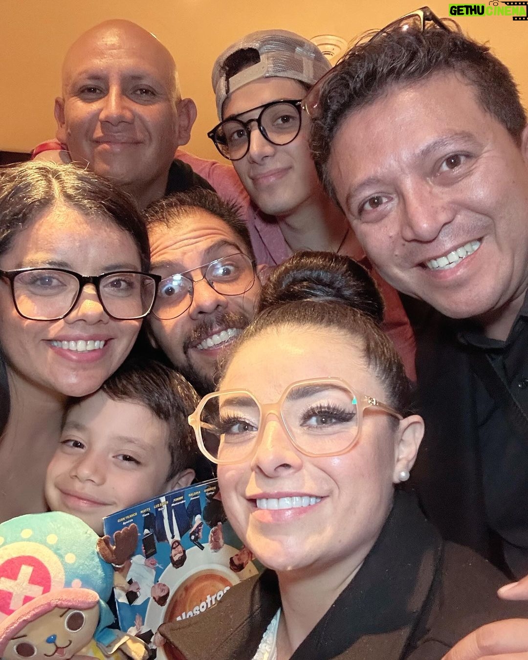 Violeta Isfel Instagram - ¡Heeeyyyy mis amooooreeeeees! ¿Ya vieron la película 🎥 🍿 @nosotroslosdelafe? Estoy muy feliz porque aún estaremos en cartelera en todas las salas de @cinepolismx de México hasta el #miercoles 22 de #noviembre del #2023 Me siento muy orgullosa por que comparto créditos con 2 de mis almas gemelas; mi hijo @omar.isfel y mi mejor amiga @luz.edith.rojas Así que por favor corran al #cinepolis que les quede más cerquita y disfruten de esta hermosa comedia llena de diversión y un mensaje de amor. A quienes me manden un mensaje directo en mi Instagram, con la fotito de su boleto y me cuenten qué pasa en la escena que mi hijo Omar y yo compartimos en la película, les llamaré personalmente por video llamada para platicar un ratito. Gracias por su apoyo siempre, espero sus fotitos para poder platicar. #violetaisfel #coleccionandoexperiencias #pelicula