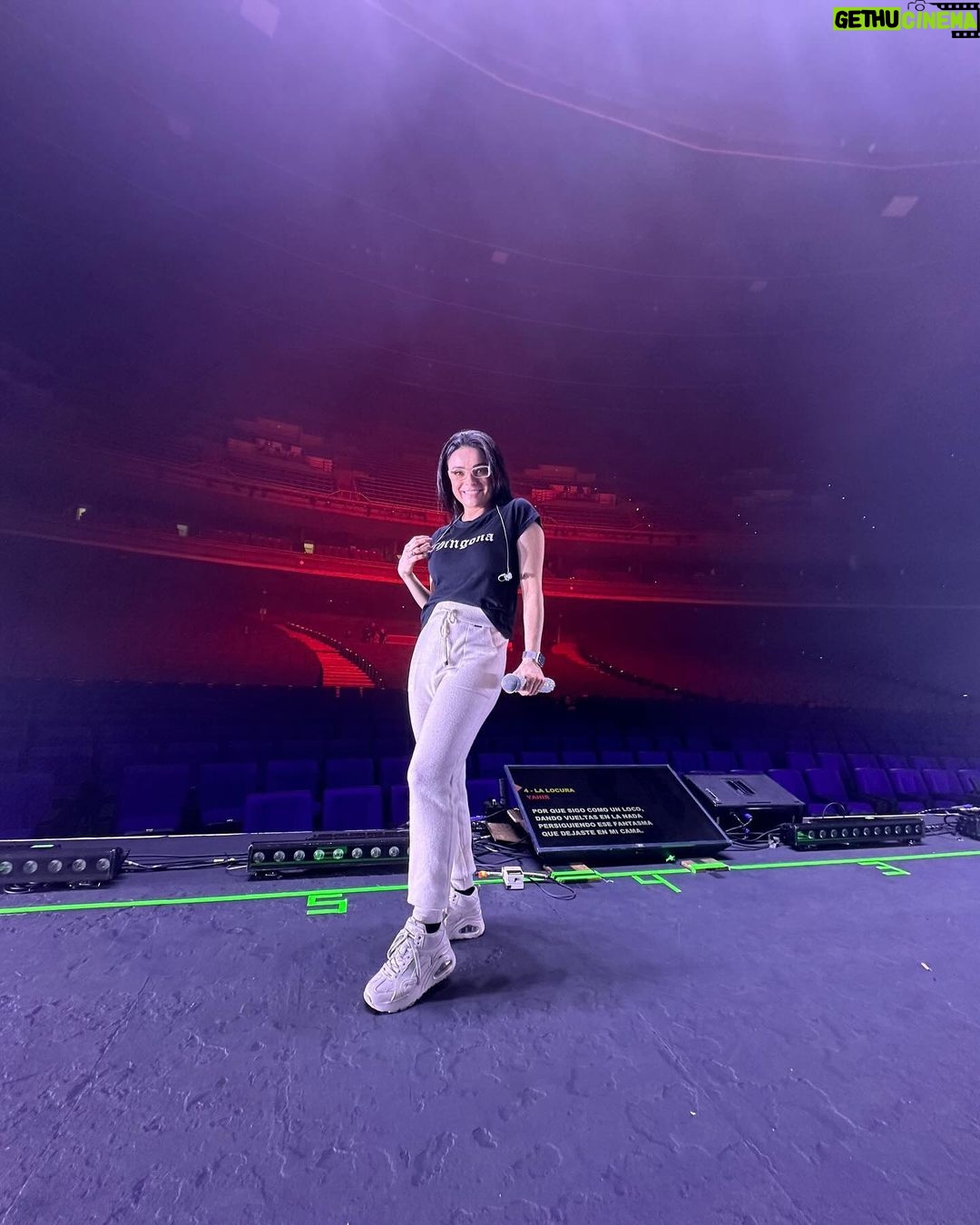 Violeta Isfel Instagram - Y pensar que hace 15 años estuve en este maravilloso auditorio, cantando las mismas canciones 🤩 GRACIAS, GRACIAS, GRACIAS por tanto #gdl Poco a poco les iré compartiendo fotitos y videos. Te rifaste con las fotitos @lalobrito gracias ☺️ ¿Nos acompañaste en el concierto? ¿Qué tal la pasaste? #violetaisfel #2000sxsiempre #concierto #2000spoptour Auditorio TELMEX