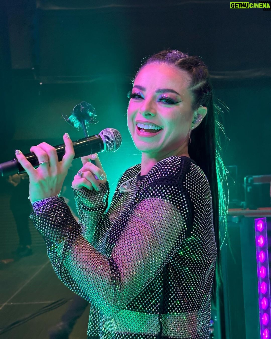 Violeta Isfel Instagram - ¡Heeeey mis amores! Me siento súper orgullosa y agradecida al formar parte del elenco de @2000sxsiempre Ahora nos toca visitar #queretaro 🗓️¿Cuando? Mañana #sabado 28/Oct/2023 📍¿Dónde? En el Auditorio Josefa Ortiz de Domínguez 🕘 9pm ¿Ya tienes tus boletos?… ¿Nooooo? No te preocupes en mi biografía encuentras el link para que no te quedes fuera. ¿ Ya tienes tu #PlumaAntoByVioletaIsfel ?… ¿Nooooo? También en mi biografía encuentras el link para que puedas pedir la tuya. GRACIAS, GRACIAS, GRACIAS 🙏🏻 Su amor 🥰 incondicional hizo esta aventura posible. NOS VEMOS EN QRO. #violetaisfel #2000sxsiempre #concierto Auditorio Josefa Ortiz, Qro.