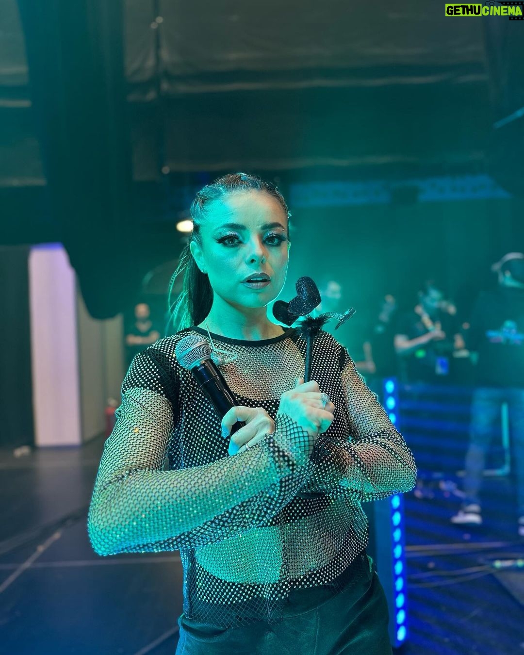 Violeta Isfel Instagram - ¡Heeeey mis amores! Me siento súper orgullosa y agradecida al formar parte del elenco de @2000sxsiempre Ahora nos toca visitar #queretaro 🗓️¿Cuando? Mañana #sabado 28/Oct/2023 📍¿Dónde? En el Auditorio Josefa Ortiz de Domínguez 🕘 9pm ¿Ya tienes tus boletos?… ¿Nooooo? No te preocupes en mi biografía encuentras el link para que no te quedes fuera. ¿ Ya tienes tu #PlumaAntoByVioletaIsfel ?… ¿Nooooo? También en mi biografía encuentras el link para que puedas pedir la tuya. GRACIAS, GRACIAS, GRACIAS 🙏🏻 Su amor 🥰 incondicional hizo esta aventura posible. NOS VEMOS EN QRO. #violetaisfel #2000sxsiempre #concierto Auditorio Josefa Ortiz, Qro.