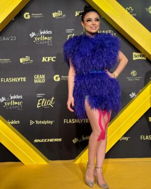 Violeta Isfel Instagram - #eliotawards2023 
Fue hermoso sentirme una pluma de #antonella gigante.

 @divalomas gracias a ti me veía espectacular. 

Gracias @dolongofficial fue un honor poder portar tu extraordinario vestido. 

Gracias @surfacepr_ por esta gran colaboración. 

Gracias @pamloyolamua siempre logras que me vea hermosa, adoro tu maquillaje. 

Gracias @juliomayabeauty ame mi peinado, siempre cuidas mucho mi cabellito. 

Gracias @acxionsports por siempre cuidar mi salud con sus maravillosas terapias. (para todos los que preguntaron por mis vendajes en las rodillas y en la espalda) 

Gracias @2000sxsiempre por hacer esto posible. 

Gracias @rb7802 esposhito y @_jorgearmandomg por las fotitos, son brillantes tomando fotos, les amo 😘

#violetaisfel #eliotme #itsAllAboutme #amarillo #yelowcarpet #divalomas