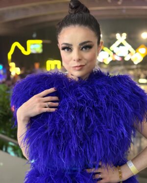 Violeta Isfel Instagram - #eliotawards2023 
Fue hermoso sentirme una pluma de #antonella gigante.

 @divalomas gracias a ti me veía espectacular. 

Gracias @dolongofficial fue un honor poder portar tu extraordinario vestido. 

Gracias @surfacepr_ por esta gran colaboración. 

Gracias @pamloyolamua siempre logras que me vea hermosa, adoro tu maquillaje. 

Gracias @juliomayabeauty ame mi peinado, siempre cuidas mucho mi cabellito. 

Gracias @acxionsports por siempre cuidar mi salud con sus maravillosas terapias. (para todos los que preguntaron por mis vendajes en las rodillas y en la espalda) 

Gracias @2000sxsiempre por hacer esto posible. 

Gracias @rb7802 esposhito y @_jorgearmandomg por las fotitos, son brillantes tomando fotos, les amo 😘

#violetaisfel #eliotme #itsAllAboutme #amarillo #yelowcarpet #divalomas