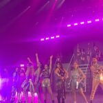Violeta Isfel Instagram - ¡AQUÍ MANDAN LAS DIVINAS DE LOS 2000’S X SIEMPRE! 💁🏻‍♀️💁🏼‍♀️💁🏽‍♀️ ¡El escenario se llena de talento y belleza femenina! 💅🏻✨ Comandadas por @violetaisfel 👊🏻💞🔥
