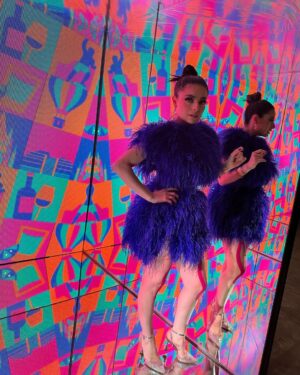 Violeta Isfel Instagram - #eliotawards2023 
Fue hermoso sentirme una pluma de #antonella gigante.

 @divalomas gracias a ti me veía espectacular. 

Gracias @dolongofficial fue un honor poder portar tu extraordinario vestido. 

Gracias @surfacepr_ por esta gran colaboración. 

Gracias @pamloyolamua siempre logras que me vea hermosa, adoro tu maquillaje. 

Gracias @juliomayabeauty ame mi peinado, siempre cuidas mucho mi cabellito. 

Gracias @acxionsports por siempre cuidar mi salud con sus maravillosas terapias. (para todos los que preguntaron por mis vendajes en las rodillas y en la espalda) 

Gracias @2000sxsiempre por hacer esto posible. 

Gracias @rb7802 esposhito y @_jorgearmandomg por las fotitos, son brillantes tomando fotos, les amo 😘

#violetaisfel #eliotme #itsAllAboutme #amarillo #yelowcarpet #divalomas