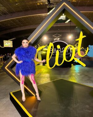 Violeta Isfel Instagram - #eliotawards2023 
Fue hermoso sentirme una pluma de #antonella gigante.

 @divalomas gracias a ti me veía espectacular. 

Gracias @dolongofficial fue un honor poder portar tu extraordinario vestido. 

Gracias @surfacepr_ por esta gran colaboración. 

Gracias @pamloyolamua siempre logras que me vea hermosa, adoro tu maquillaje. 

Gracias @juliomayabeauty ame mi peinado, siempre cuidas mucho mi cabellito. 

Gracias @acxionsports por siempre cuidar mi salud con sus maravillosas terapias. (para todos los que preguntaron por mis vendajes en las rodillas y en la espalda) 

Gracias @2000sxsiempre por hacer esto posible. 

Gracias @rb7802 esposhito y @_jorgearmandomg por las fotitos, son brillantes tomando fotos, les amo 😘

#violetaisfel #eliotme #itsAllAboutme #amarillo #yelowcarpet #divalomas
