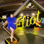 Violeta Isfel Instagram - #eliotawards2023 Fue hermoso sentirme una pluma de #antonella gigante. @divalomas gracias a ti me veía espectacular. Gracias @dolongofficial fue un honor poder portar tu extraordinario vestido. Gracias @surfacepr_ por esta gran colaboración. Gracias @pamloyolamua siempre logras que me vea hermosa, adoro tu maquillaje. Gracias @juliomayabeauty ame mi peinado, siempre cuidas mucho mi cabellito. Gracias @acxionsports por siempre cuidar mi salud con sus maravillosas terapias. (para todos los que preguntaron por mis vendajes en las rodillas y en la espalda) Gracias @2000sxsiempre por hacer esto posible. Gracias @rb7802 esposhito y @_jorgearmandomg por las fotitos, son brillantes tomando fotos, les amo 😘 #violetaisfel #eliotme #itsAllAboutme #amarillo #yelowcarpet #divalomas Expo Santa Fe México