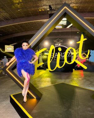 Violeta Isfel Instagram - #eliotawards2023 
Fue hermoso sentirme una pluma de #antonella gigante.

 @divalomas gracias a ti me veía espectacular. 

Gracias @dolongofficial fue un honor poder portar tu extraordinario vestido. 

Gracias @surfacepr_ por esta gran colaboración. 

Gracias @pamloyolamua siempre logras que me vea hermosa, adoro tu maquillaje. 

Gracias @juliomayabeauty ame mi peinado, siempre cuidas mucho mi cabellito. 

Gracias @acxionsports por siempre cuidar mi salud con sus maravillosas terapias. (para todos los que preguntaron por mis vendajes en las rodillas y en la espalda) 

Gracias @2000sxsiempre por hacer esto posible. 

Gracias @rb7802 esposhito y @_jorgearmandomg por las fotitos, son brillantes tomando fotos, les amo 😘

#violetaisfel #eliotme #itsAllAboutme #amarillo #yelowcarpet #divalomas