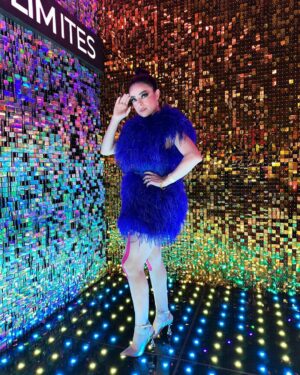Violeta Isfel Instagram - #eliotawards2023 
Fue hermoso sentirme una pluma de #antonella gigante.

 @divalomas gracias a ti me veía espectacular. 

Gracias @dolongofficial fue un honor poder portar tu extraordinario vestido. 

Gracias @surfacepr_ por esta gran colaboración. 

Gracias @pamloyolamua siempre logras que me vea hermosa, adoro tu maquillaje. 

Gracias @juliomayabeauty ame mi peinado, siempre cuidas mucho mi cabellito. 

Gracias @acxionsports por siempre cuidar mi salud con sus maravillosas terapias. (para todos los que preguntaron por mis vendajes en las rodillas y en la espalda) 

Gracias @2000sxsiempre por hacer esto posible. 

Gracias @rb7802 esposhito y @_jorgearmandomg por las fotitos, son brillantes tomando fotos, les amo 😘

#violetaisfel #eliotme #itsAllAboutme #amarillo #yelowcarpet #divalomas